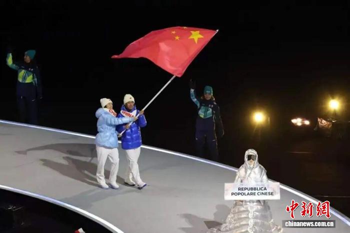 宁忠岩在米兰冬奥开幕式上扬旗，彰显黑龙江速