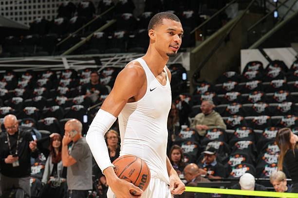 文班亚马遭遇脑震荡伤退 马刺季后赛G2遭遇关键